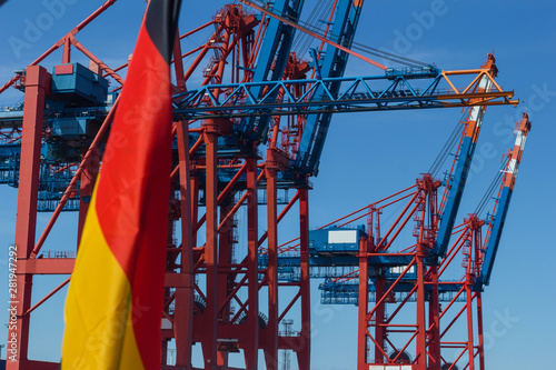 Containerschiff am Containerterminal Deutschland Fahne Export Freihandel Wirtschaft