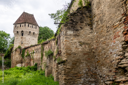 Fotografía Medieval wall and Tinsmiths' Tower (Turnul Cositorilor), ridden by bullet holes