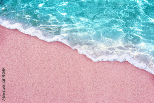 tropikalna różowa piaszczysta plaża i czysta turkusowa woda