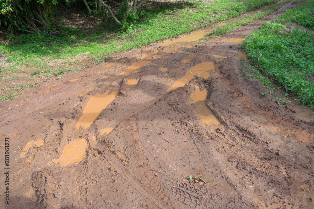 Obraz premium Clay road in the rain