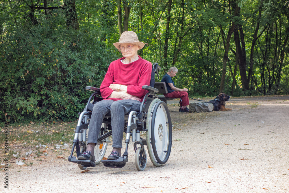 seniorin im rollstuhl seniorin im rollstuhl