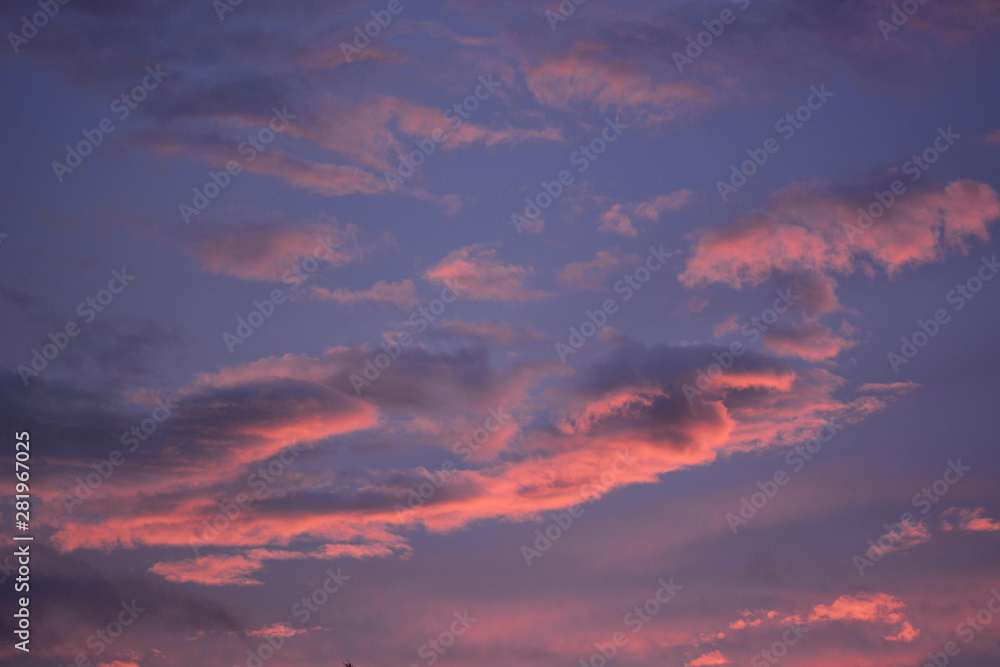 le nuvole si colorano di Rosso al tramonto del sole