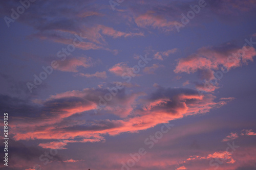 le nuvole si colorano di Rosso al tramonto del sole © corradobarattaphotos