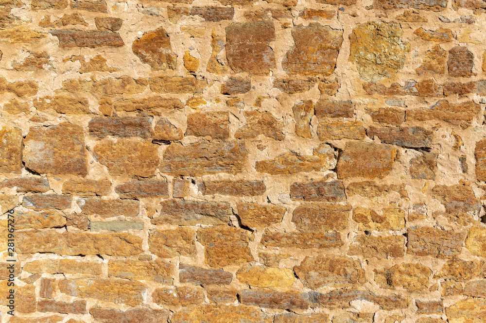 Schöne helle Sandsteinmauer von einem alten Bauernhof ohne Bewuchs mit