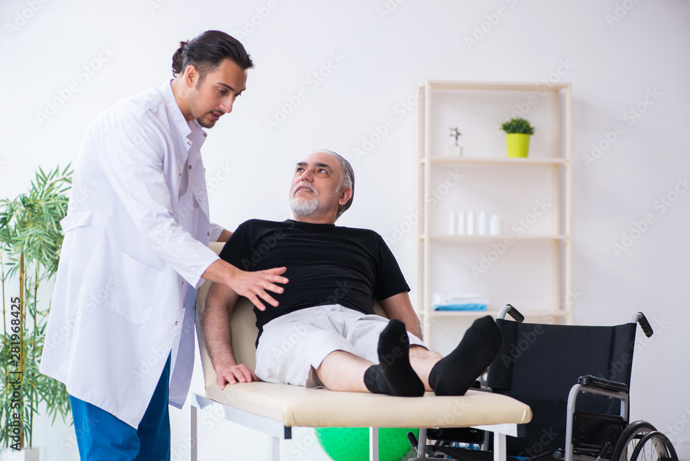 Obraz premium Old injured man visiting young doctor