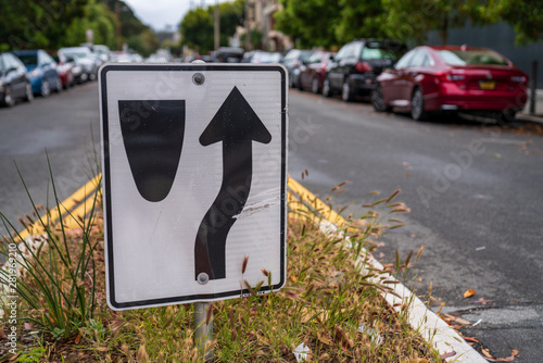Εκτύπωση καμβά Traffic sign directing cars to go to right of median along crowded street