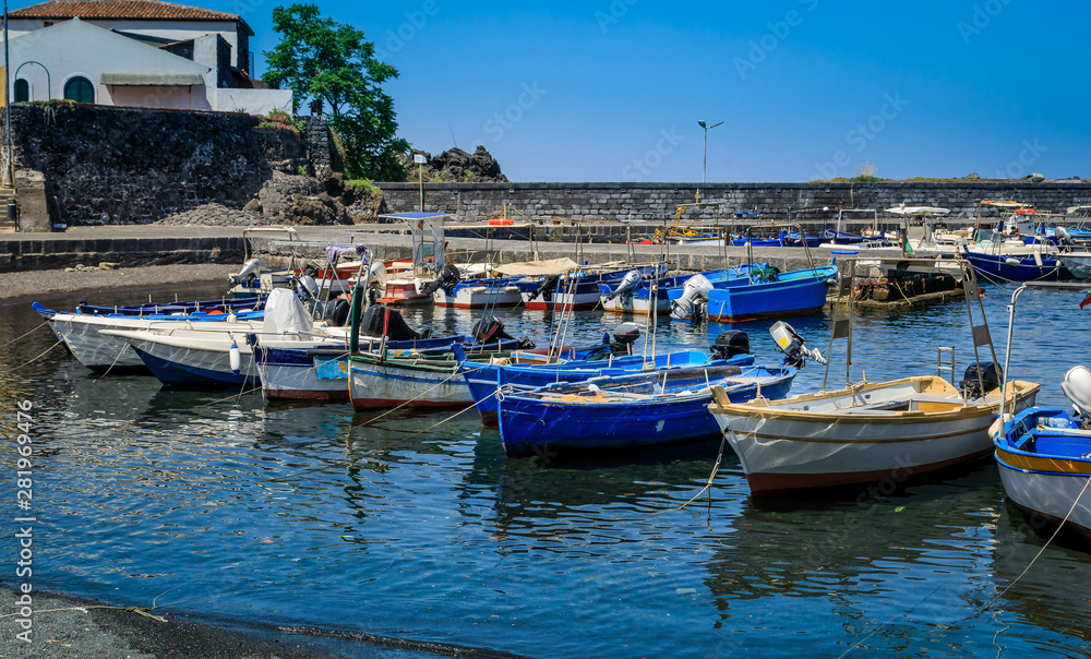 Fototapeta premium Kleiner Fischerhafen mit Booten in italien