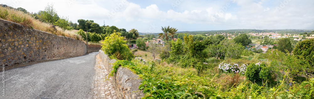 Landstraße in Colares, Portugal mit Blick auf die Berge in Sintra Landstraße in Colares, Portugal mit Blick auf die Berge in Sintra
