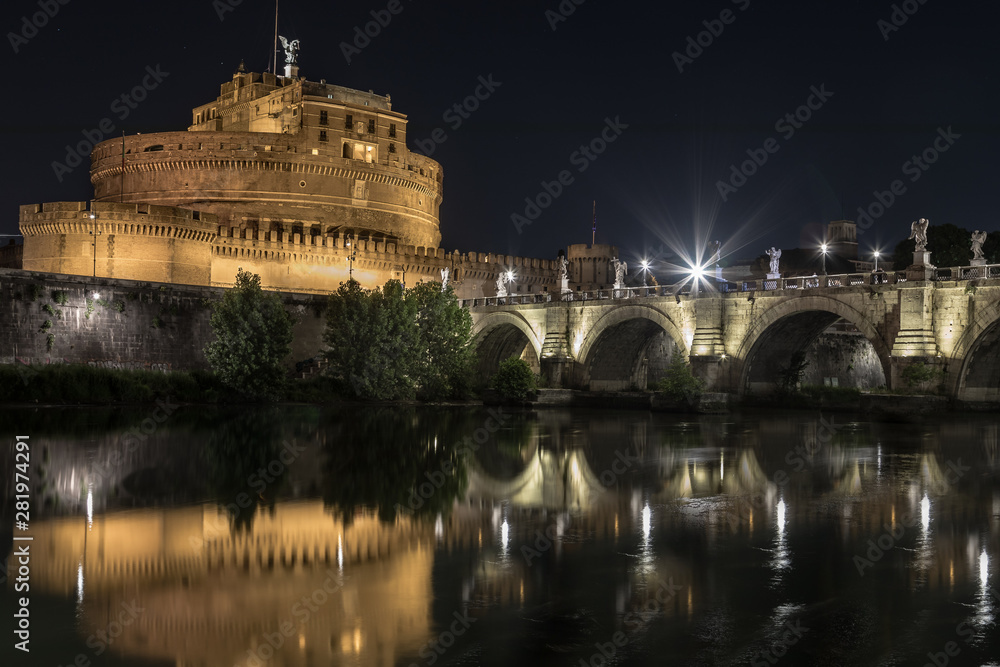 Rom Engelsburg mit Brücke und Tiber Italien , Nachtaufnahme