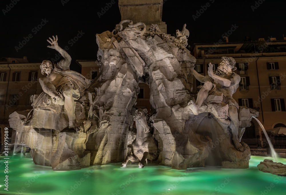 Fontana dei Quattro Fiumi mit Piazza Navona  in Rom Italien, Nachtaufnahme 
