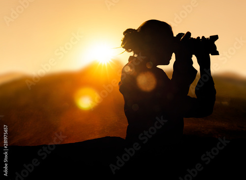 Fotografin bei Sonnenaufgang in den Bergen