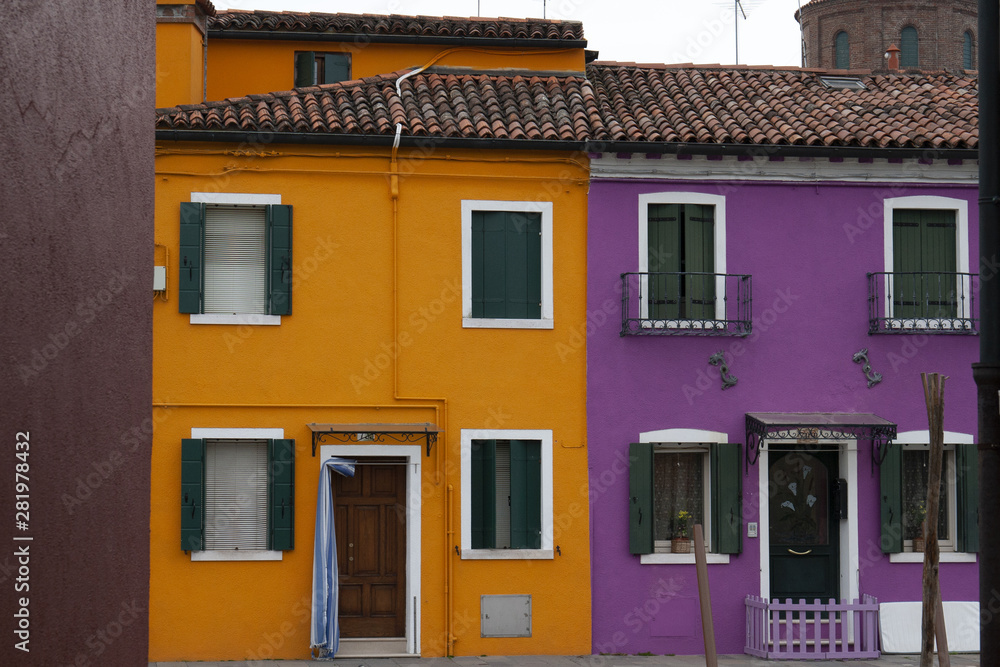 angoli di case colorate
