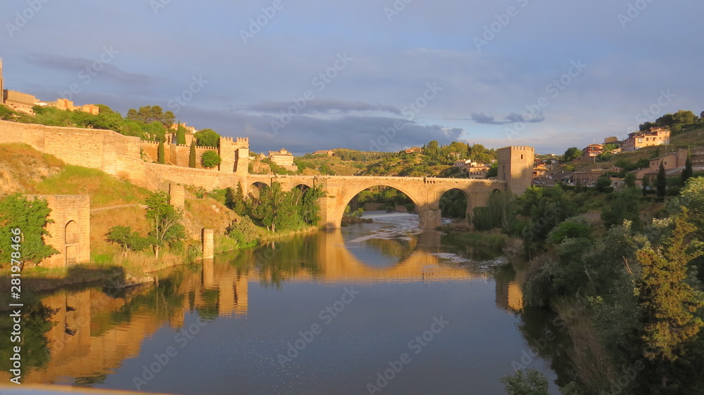 Toledo, España iluminada en horas de la tarde predominando el color dorado y azul