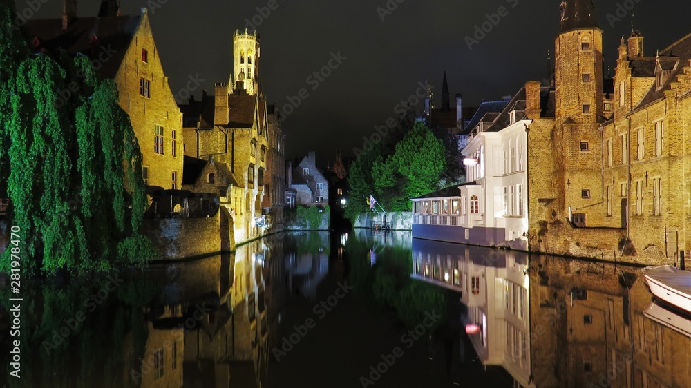 Obraz premium Brujas Bélgica en noche de primavera con reflejo y luces propiciando un paisaje hermoso