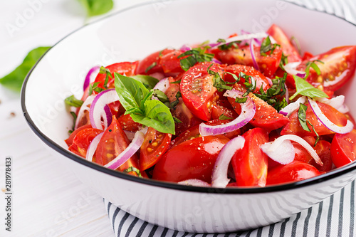 Foto Tomato salad with basil and red onions