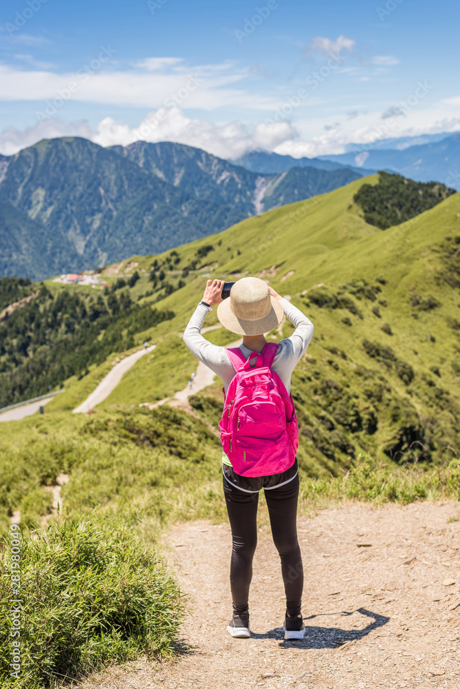 Fototapeta premium Asian climbing woman take pictures