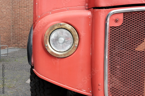 Obraz na plátně Frontpartie des traditionellen roten Londoner Doppeldeckerbus der Fünfzigerjahre