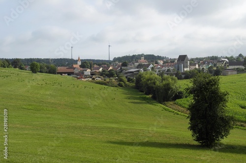 Die kleine Gemeinde Edelsfeld in der Oberpfalz in Bayern