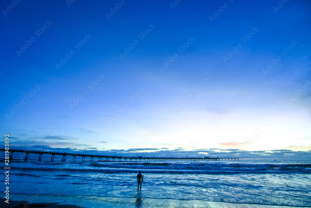 Obraz premium Silhouette of a Surfer at Sunset at Ocean Beach in San Diego California, USA