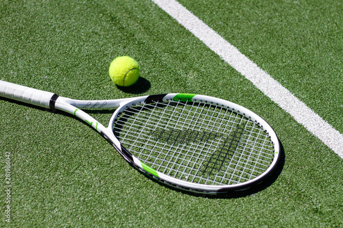 Tennisschläger und Tennisball auf Tennisplatz Court 