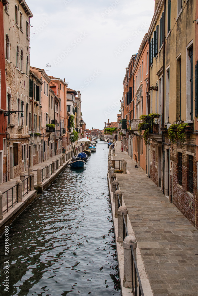 Venezada Italia uma cidade unica com seus canais que são usados como ruas e avenidas com um frenetico vai e vem de embarcações. Uma das cidades mais bonitas da Italia