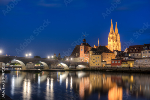 Die Altstadt von Regensburg in der Dämmerung