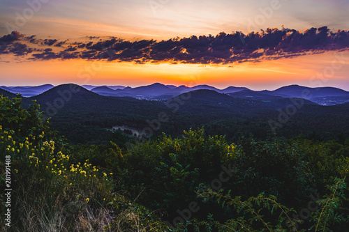 Sonnenaufgang mit Landschaft