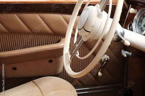 Edles Interieur in Elfenbein und Naturfarben der deutschen Achtzylinder Limousine der Fünfziger Jahre im Sommer beim Oldtimertreffen Golden Oldies in Wettenberg Krofdorf-Gleiberg bei Gießen in Hessen