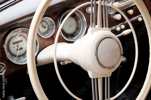Lenkrad und Armaturenbrett eines Achtzylinder Barockengel der Fünfzigerjahre und Sechzigerjahre beim Oldtimertreffen Golden Oldies in Wettenberg Krofdorf-Gleiberg bei Gießen in Hessen