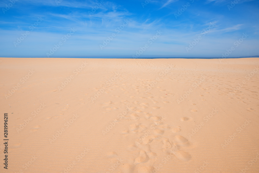 Sandstrand mit feiner Meeres linie am Horizont, Sommer Hintergrund Sandstrand mit feiner Meeres linie am Horizont, Sommer Hintergrund