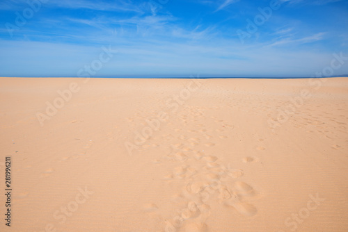 Sandstrand mit feiner Meeres linie am Horizont  Sommer Hintergrund