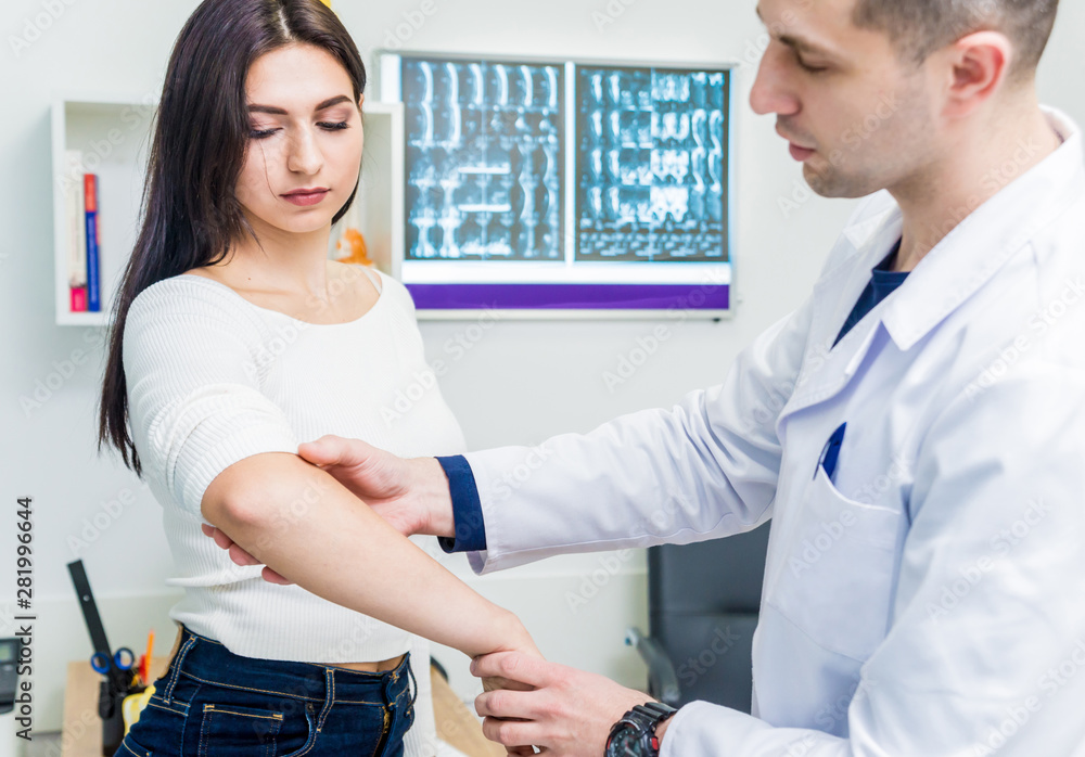 Obraz premium Traumatologist examining patient hands in modern hospital