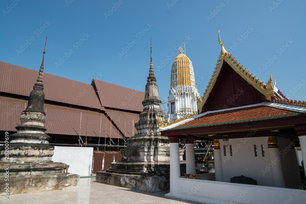 Fototapeta premium THAILAND PHITSANULOK WAT RATANA MAHATHAT