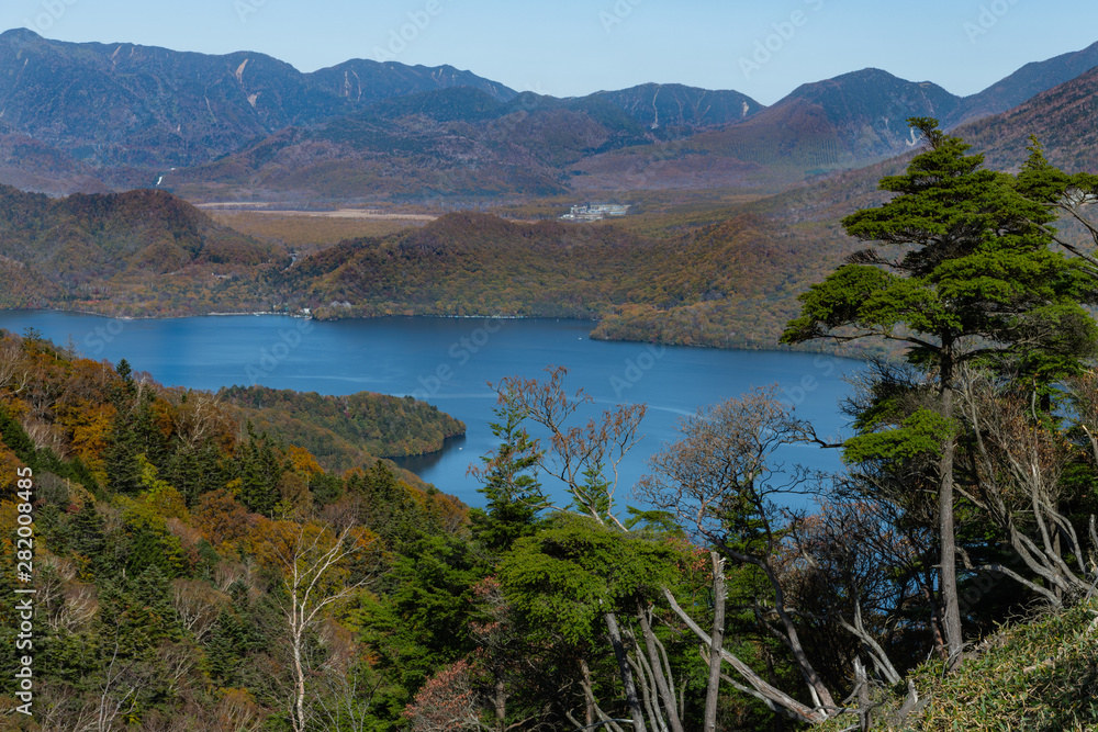 半月山の登りの登山道から見た中禅寺湖