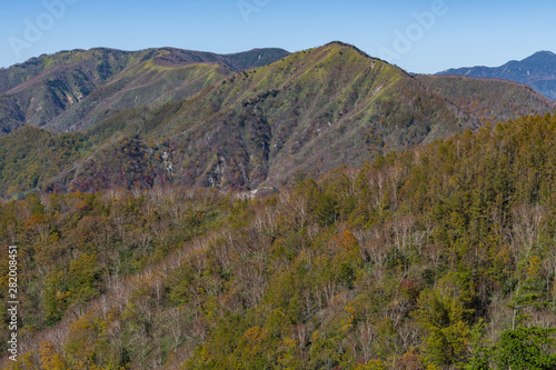 半月山の登りの登山道から見た社山 © backpacker