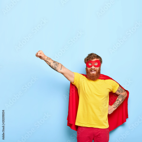 Foto Brave cheerful man hero ready to fly, can sacrifice own life to help other, has