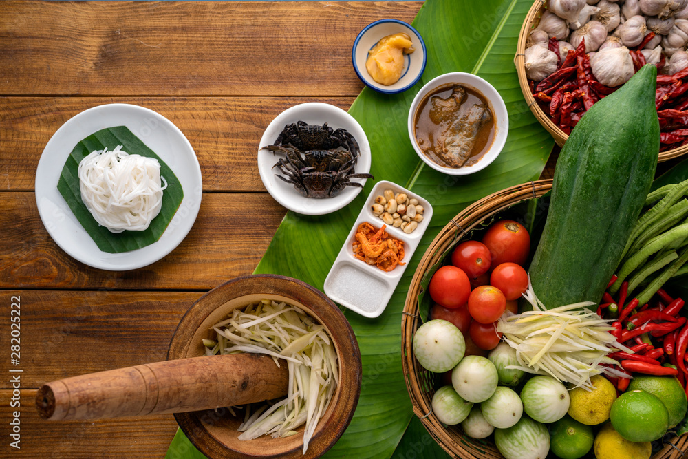 Φωτογραφία Som tum , and papaya salad ingredients on wooden table, top view , space for tex