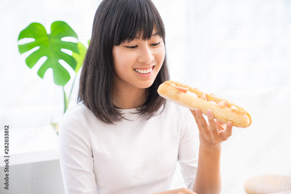 サンドウィッチを食べる女の子