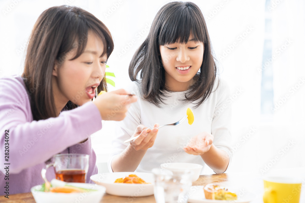 食事をする親子