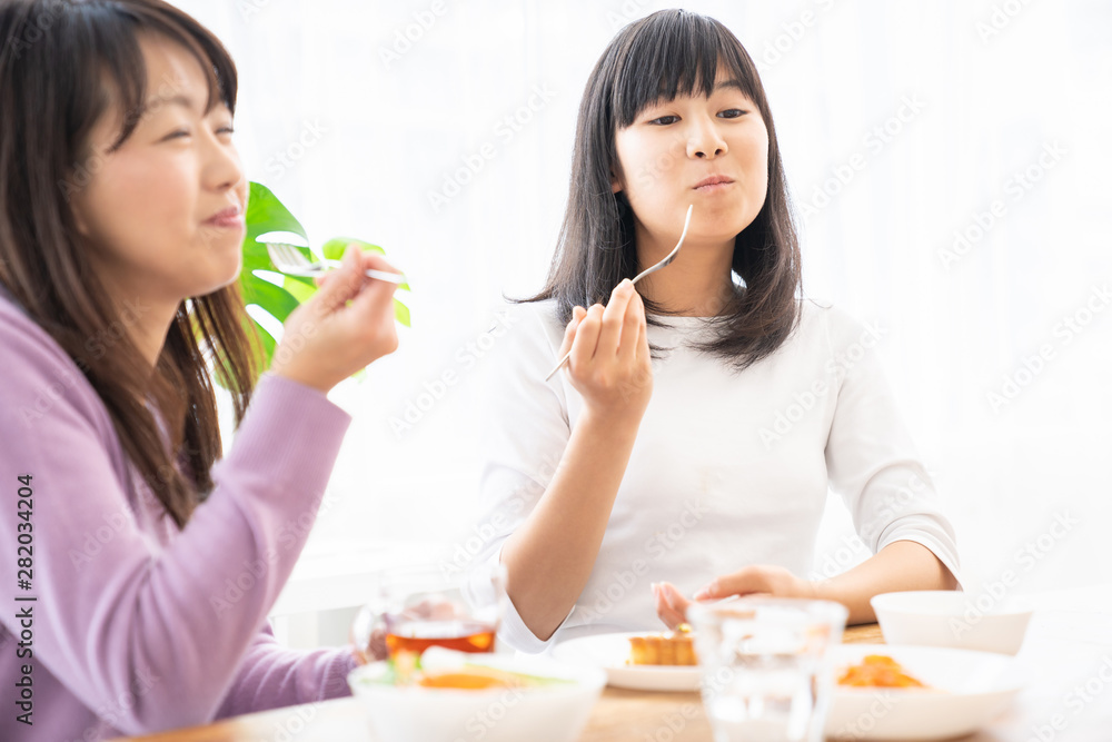 食事をする親子 食事をする親子