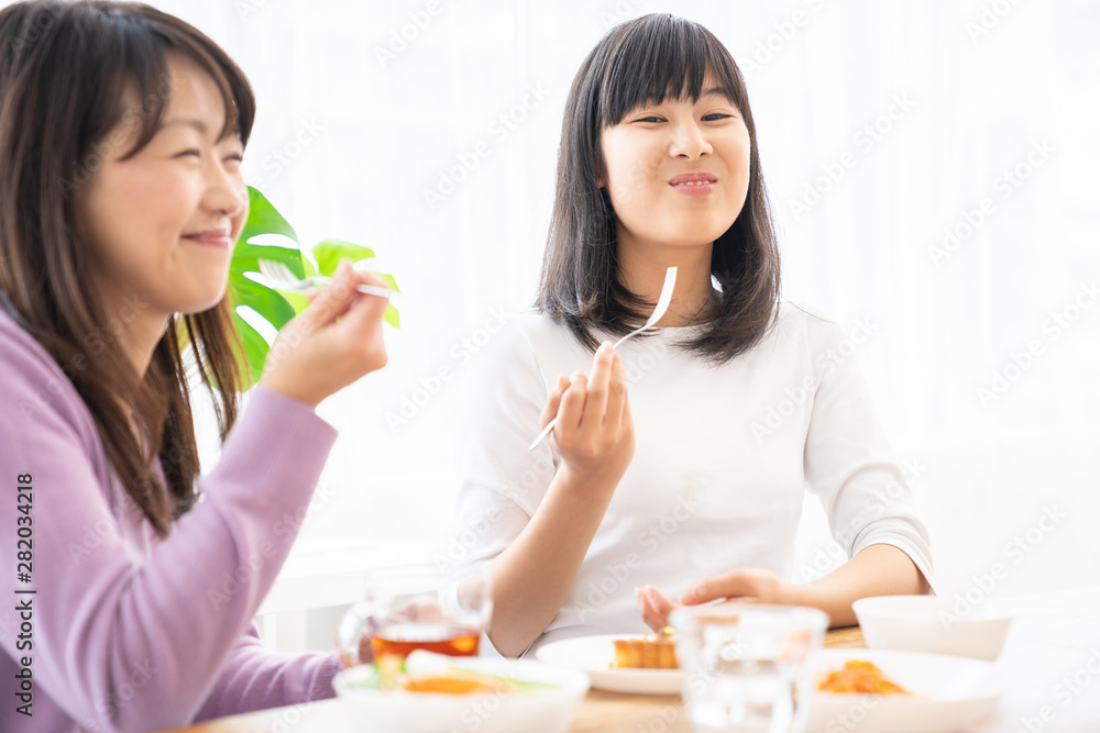 食事をする親子 食事をする親子