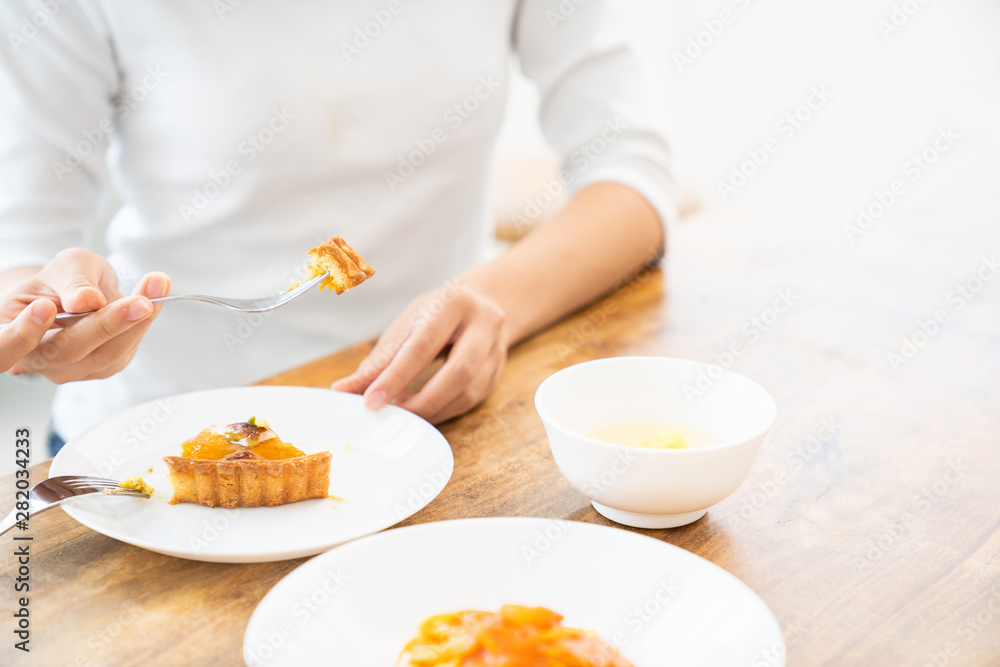 食事をする親子　手元