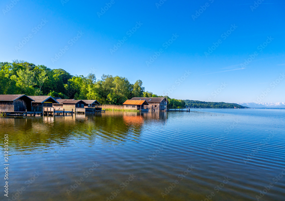 Bootshütten am Starnberger See, Bayern, Deutschland