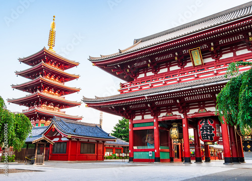 Obraz na płótnie 浅草寺 宝蔵門と五重塔 w salonie
