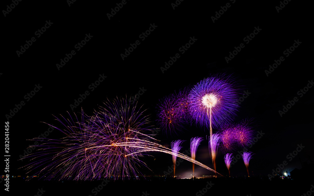 [日本の夏の風物詩] 東京都心の街灯りをバックに夜空に上がるMusicスターマイン　千葉市民花火大会