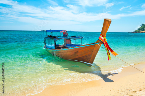 View of traditional thailand longtail boat at sand beach of tropical island in Andaman sea © Pavlo Vakhrushev