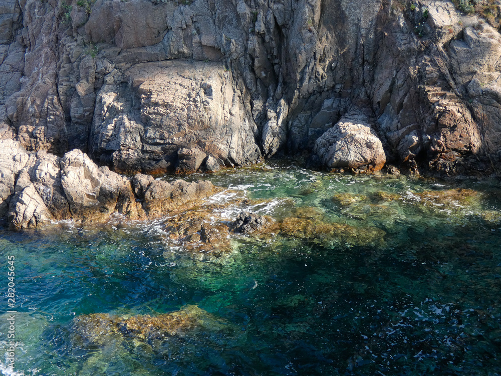 Costa brava catalana, al norte de Cataluña, costa abrupta llena de playas y roca. Costa Brava. Cielo azul, mar azul Costa brava catalana, al norte de Cataluña, costa abrupta llena de playas y roca. Costa Brava. Cielo azul, mar azul