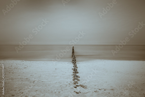 Ostsee Strand mit Buhnen langzeitbelichtung schwarzweiß ruhig Darß