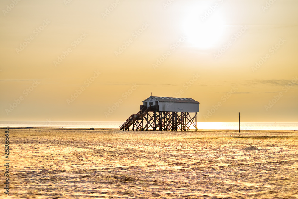 Pfahlbauten am Strand von St. Peter Ording im Sonnenlicht Pfahlbauten am Strand von St. Peter Ording im Sonnenlicht