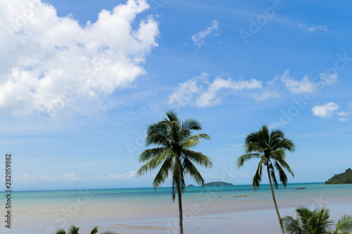 Summer beach in Thailand, blue ocean, sand, and sunshine © Johnstocker